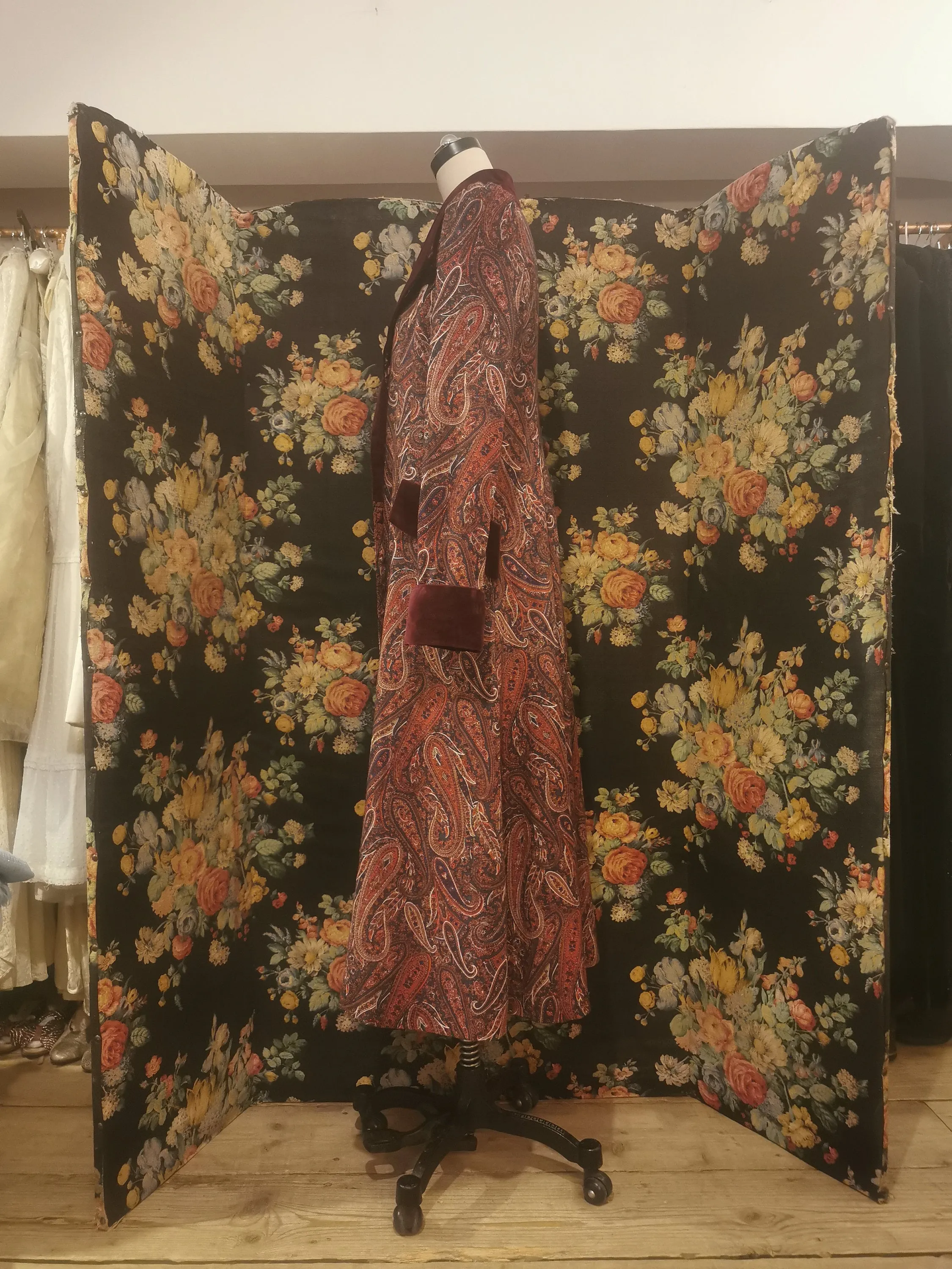 Sujon 1970s paisley coat with velvet collar