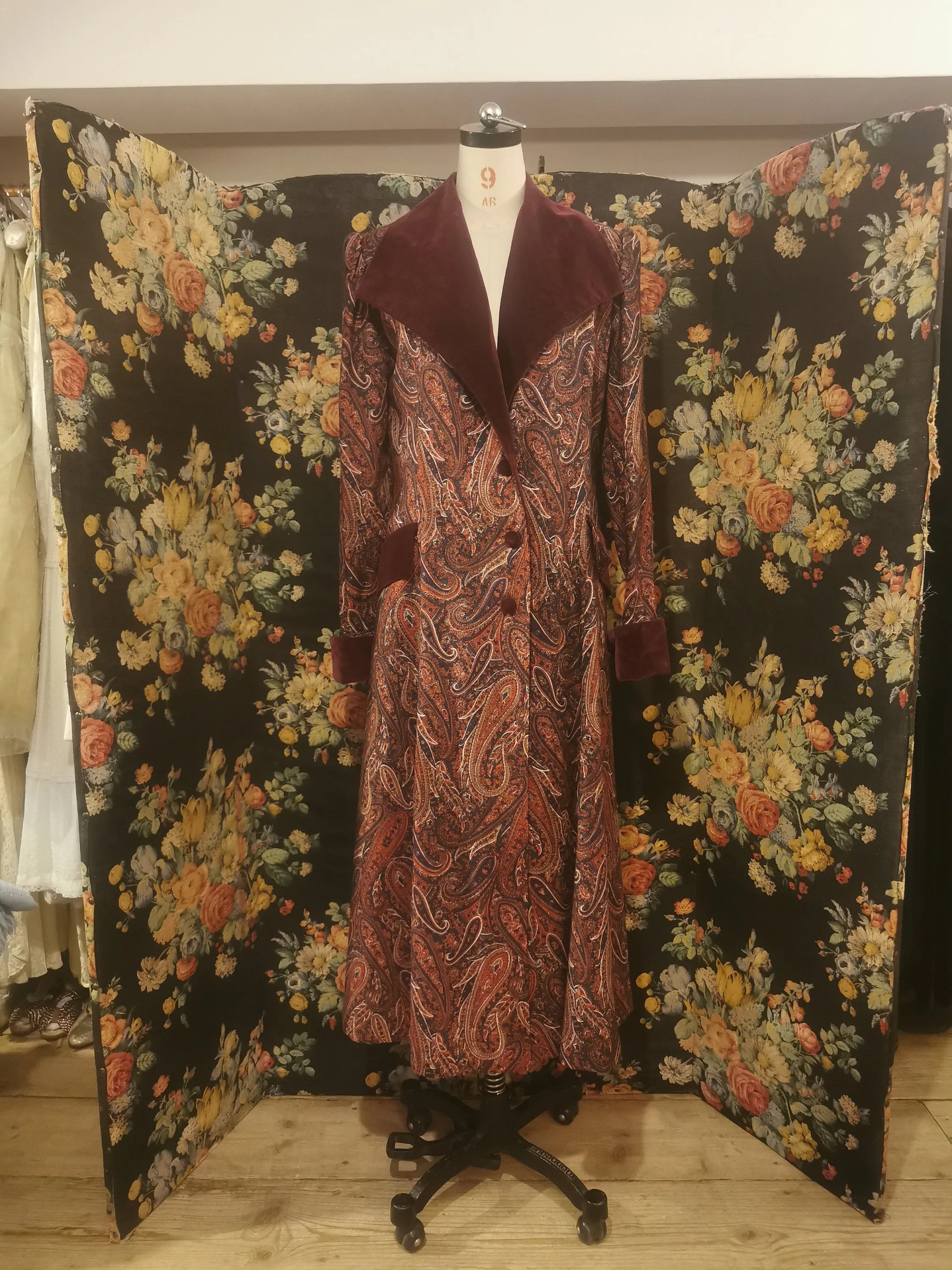 Sujon 1970s paisley coat with velvet collar