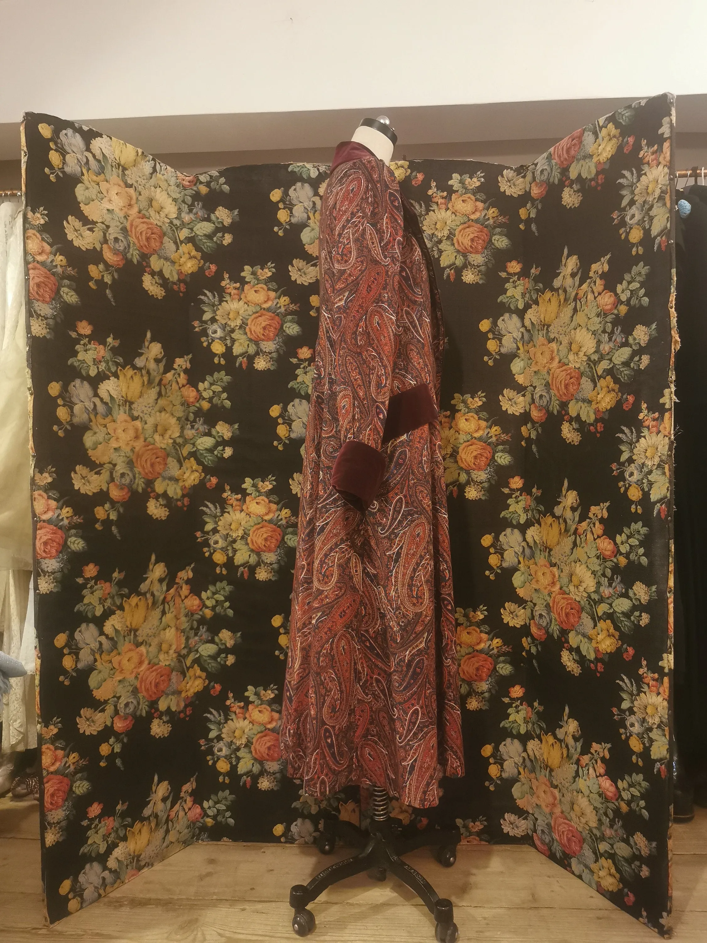 Sujon 1970s paisley coat with velvet collar