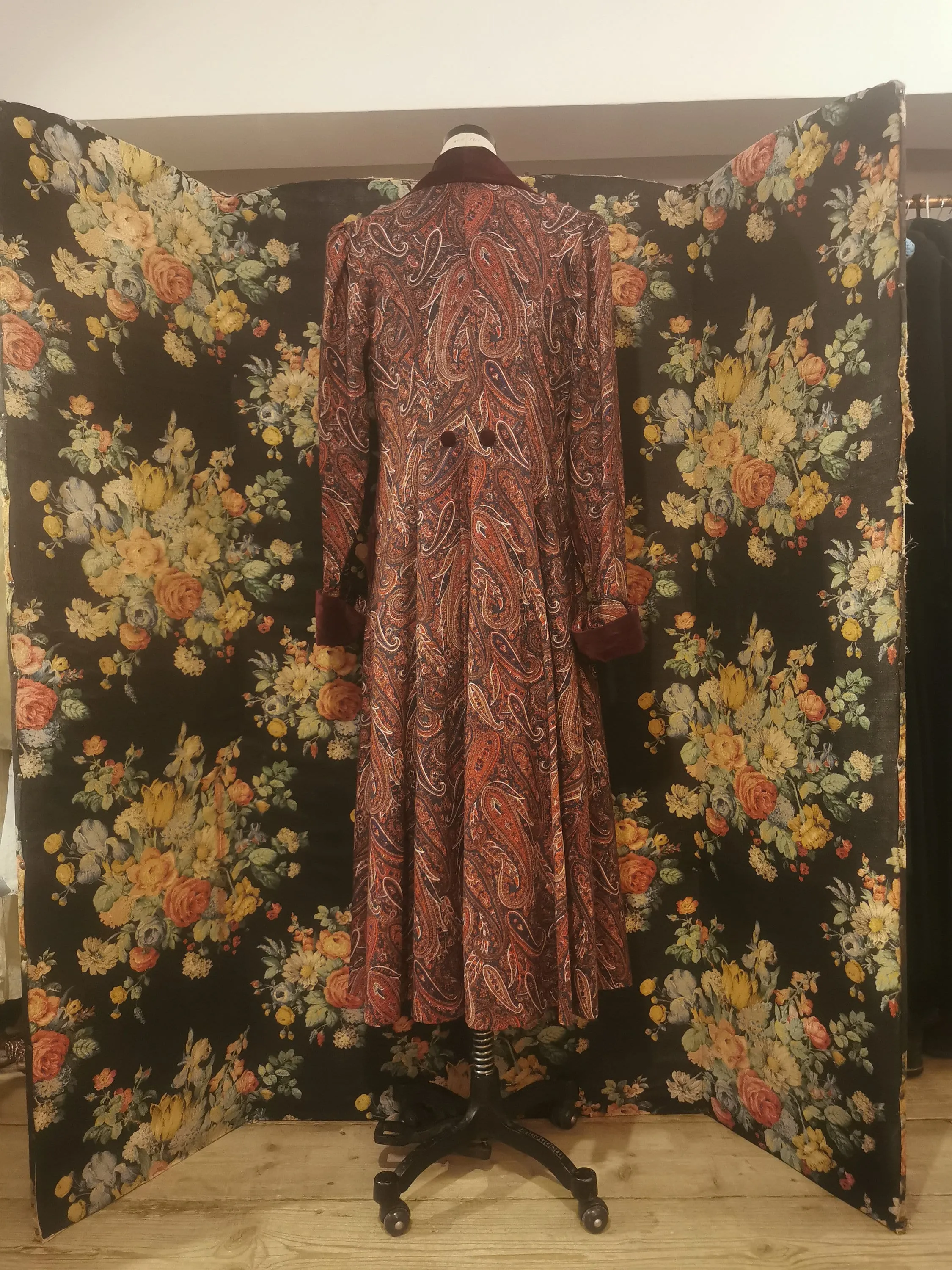 Sujon 1970s paisley coat with velvet collar